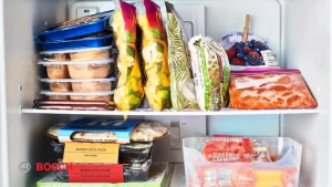 علت بو گرفتن مواد غذایی در فریزر و راه‌های جلوگیری از آن