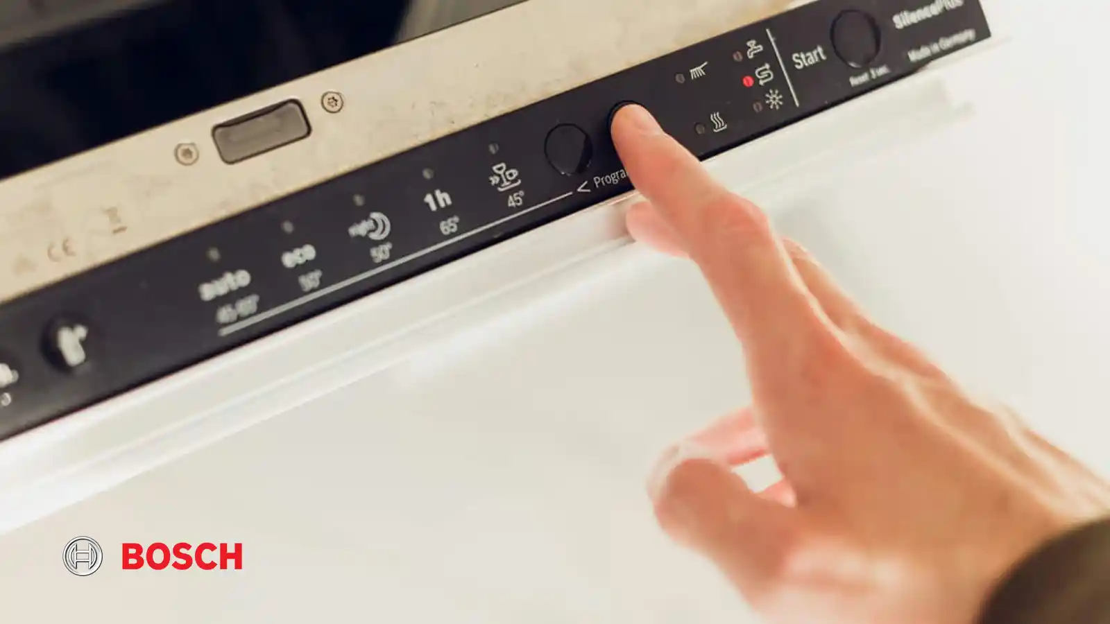 تفاوت طراحی پنل صفحه نمایش در ماشین ظرفشویی بوش سری ۶ و ۸